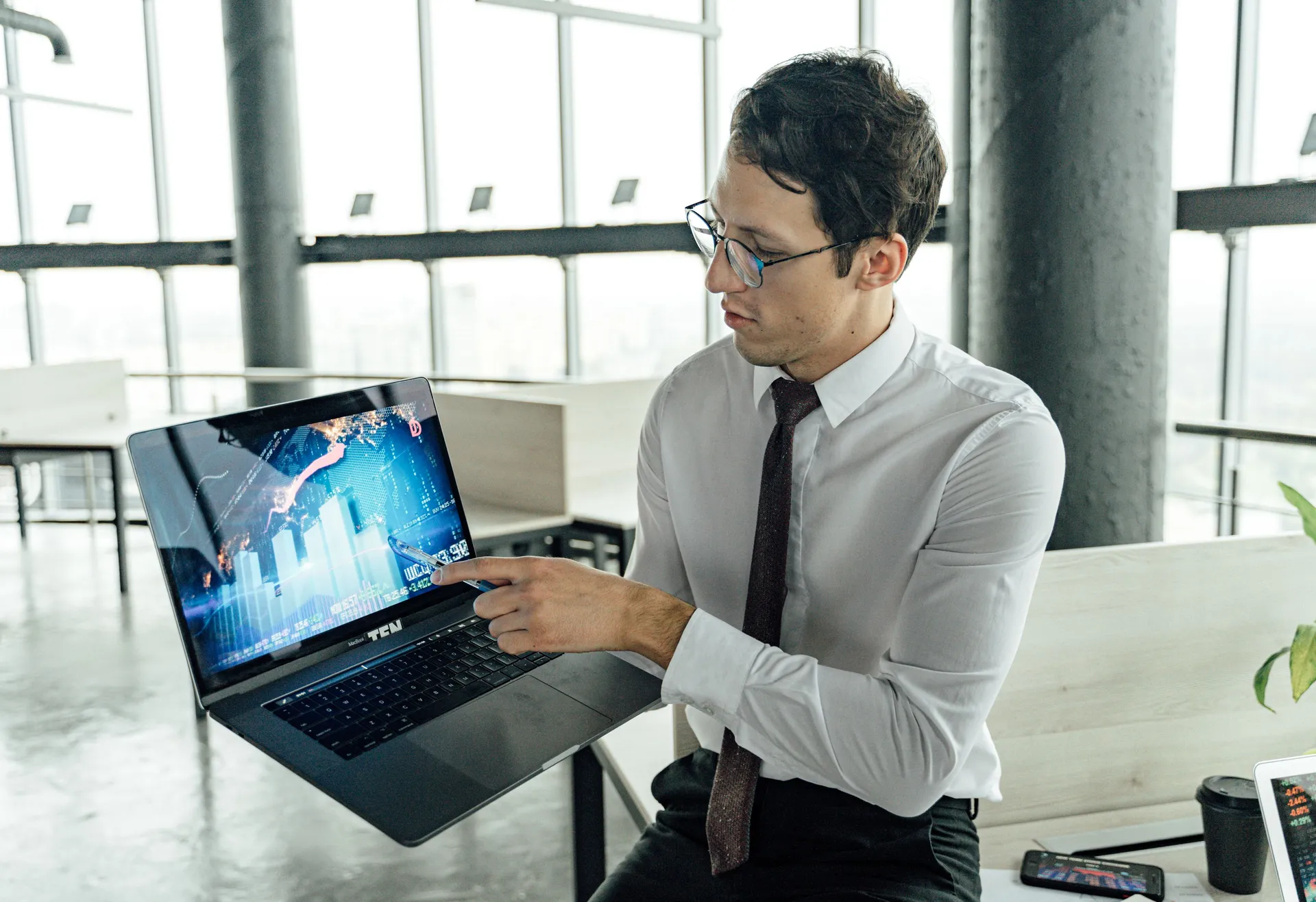 Data Intelligence From Native Platforms and Third Party Toolsc icon illustrating content marketing by Arobit Digital